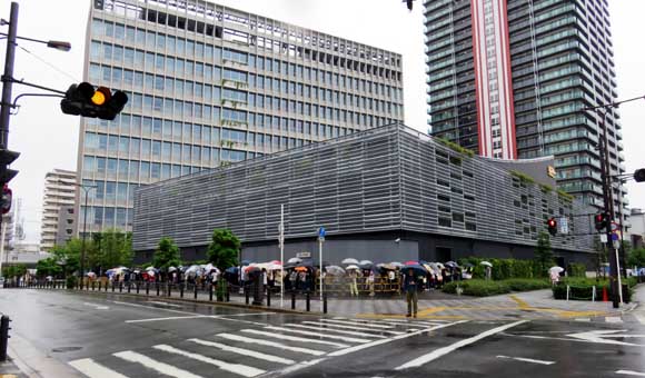 3 RBR グッズ行列 1 13時半.JPG