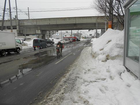 往き水浸し路面