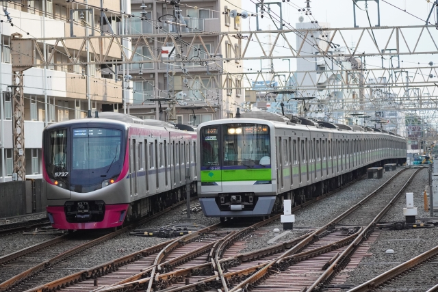 都営新宿線 10-300形 1次車上ライト in 京王線 | 鉄人騎士。鉄