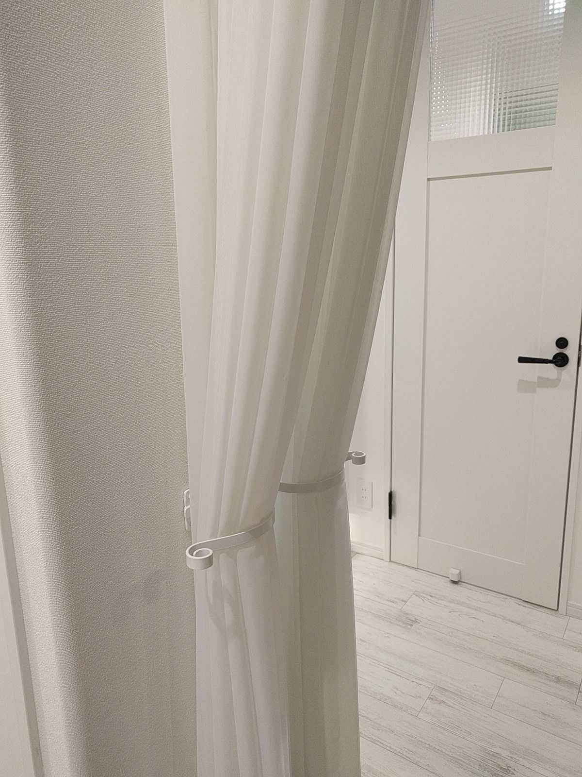 真っ白なアイアンカーテンホルダーと 透明感のある白いレースカーテン 無印良品に似合うお部屋にリフォームした話 手ぬぐい お気に入り雑貨 の雑記ブログ 楽天ブログ