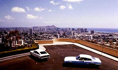 展望所からホノルル市街とダイヤモンドヘッドを見る