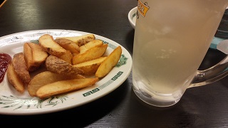 レモンサワーとポテト.jpg
