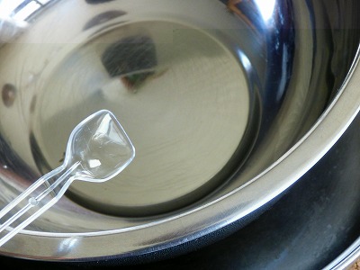 蜜蝋を湯煎で溶かす
