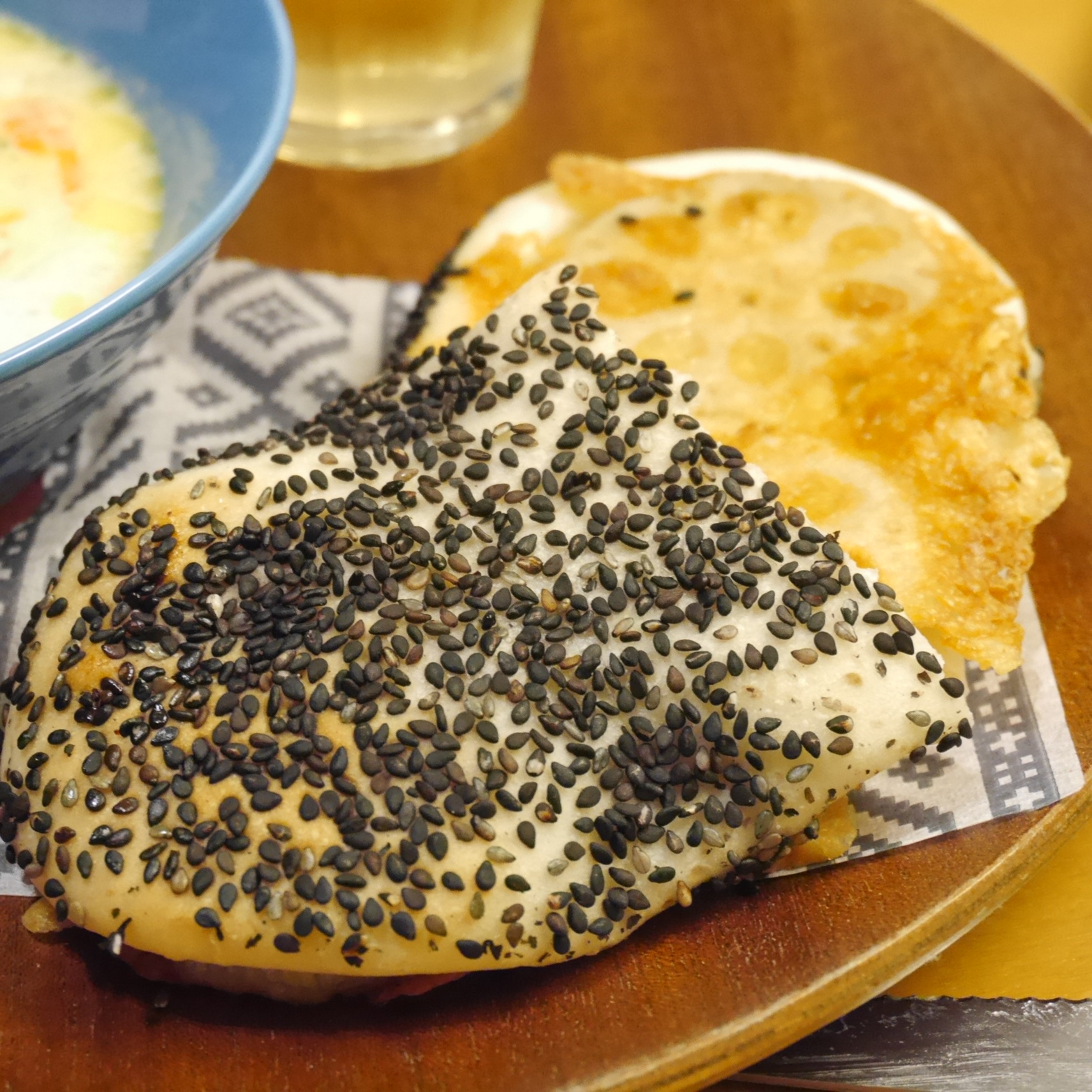 bakery milk_れんこんチーズの黒ごま