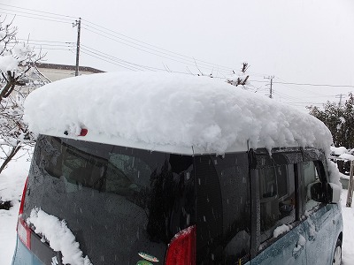 20140208車屋根雪