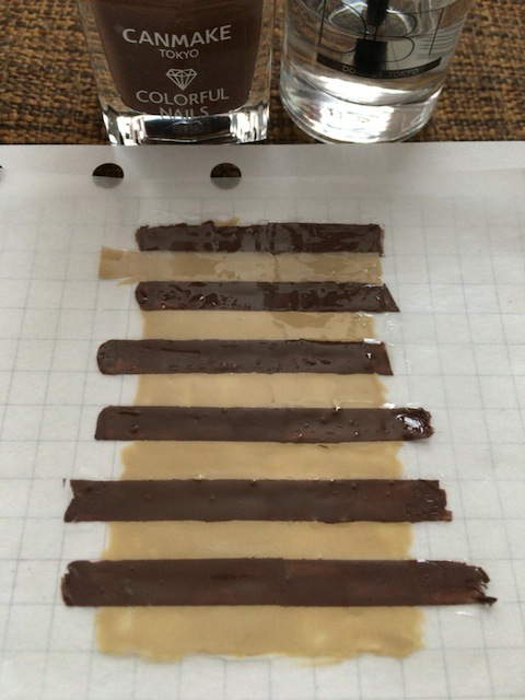 ココア色の線をベージュの上に貼る