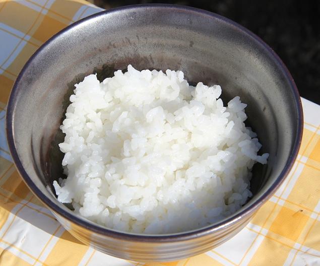 アツアツのご飯を盛る