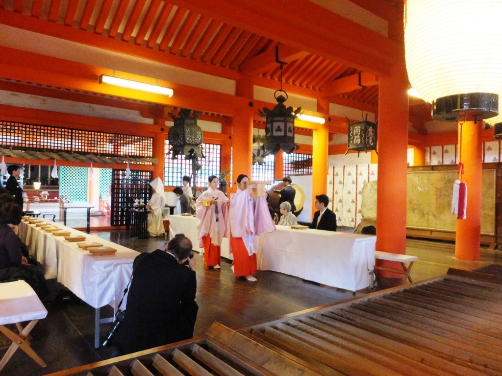 神社 で 結婚 式 に 遭遇