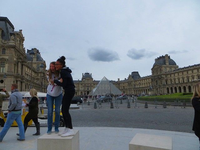 パリ ルーヴル美術館 Pyramide Du Louvre ３つのピラミッド 記念撮影のポーズは きらりの旅日記 楽天ブログ