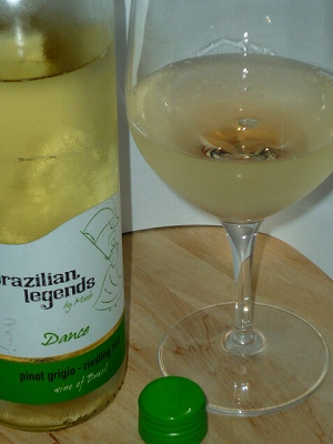 Miolo Brazilian Legends PinotGrigio Riesling 2013 glass.jpg