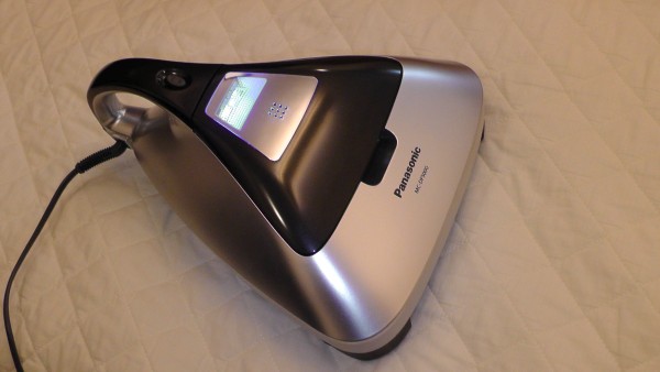 ふとん掃除機 パナソニック MC-DF500G　電源を入れる