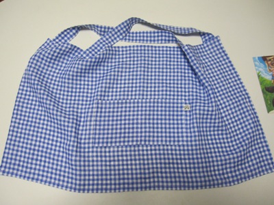 キッズエプロン（青ギンガム）広げる