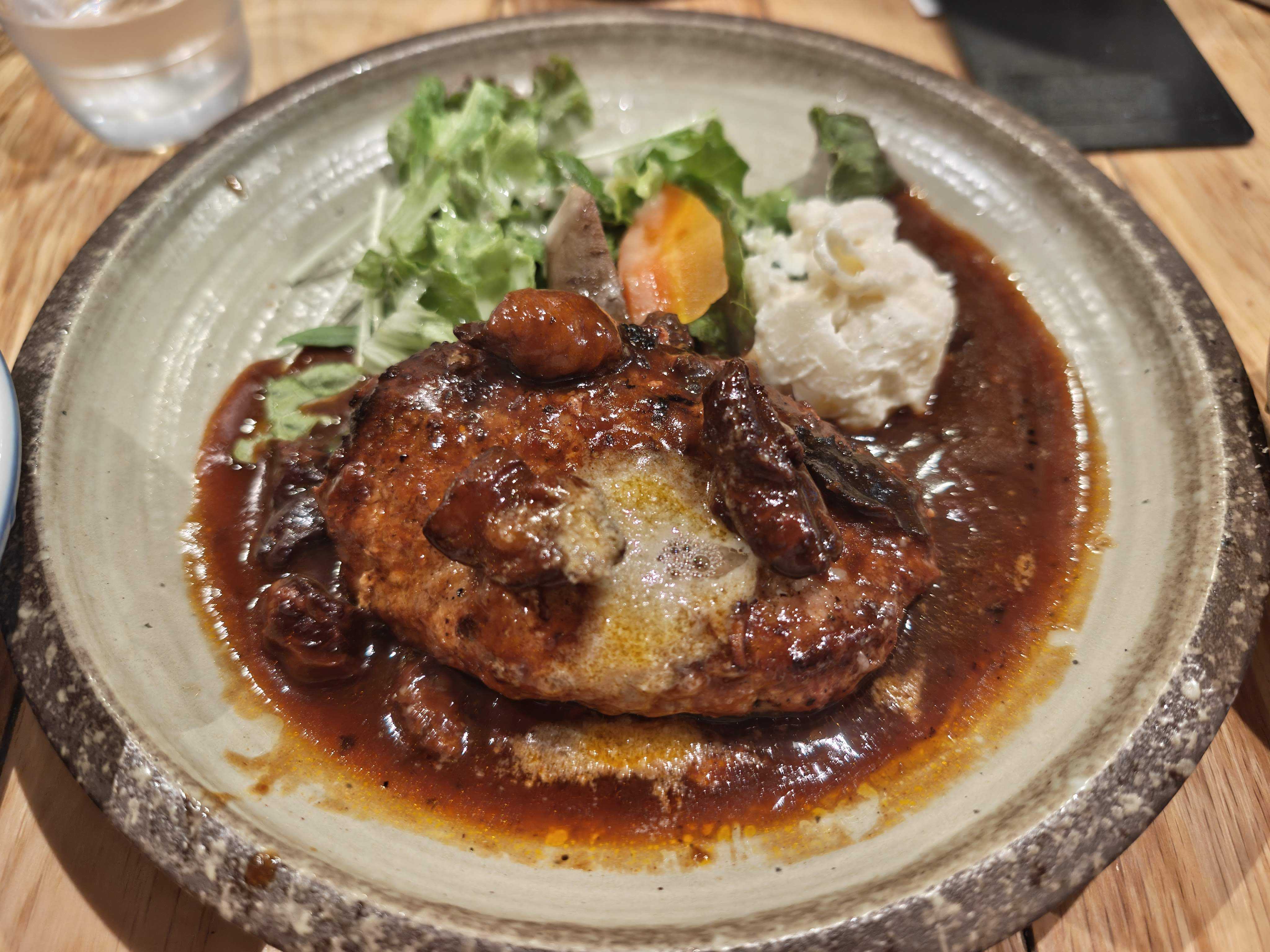 山本のハンバーグ 新橋ひとりランチ　定食　牛すじデミハンバーグ