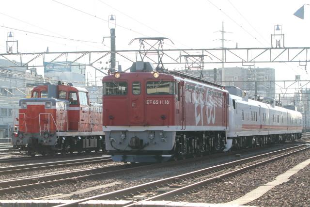 EF81 95 . EF65 1118 虹の並び2