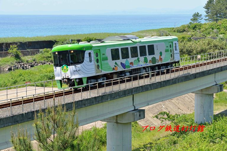 海沿いを走る土佐くろしお鉄道の9640（クロシオ）形