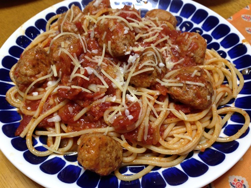 ガツンとでっかいミートボール 同量のひき肉のミートソースよりも絶対満足 おなかいっぱい アメリカ風 ルパン風 大きなミートボールスパゲティ 世界のごはんとアリーナ スタジアムグルメ生活 楽天ブログ