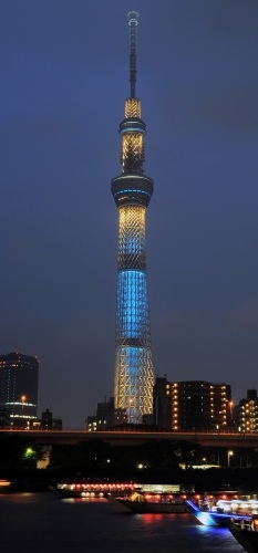 開業日にライトアップで浮かび上がった東京スカイツリー.jpg