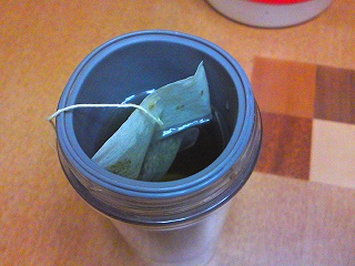 美通茶 タンブラーで飲んでみた2