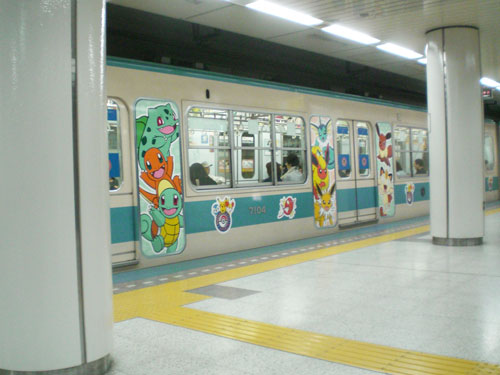 2カラフルな電車.jpg