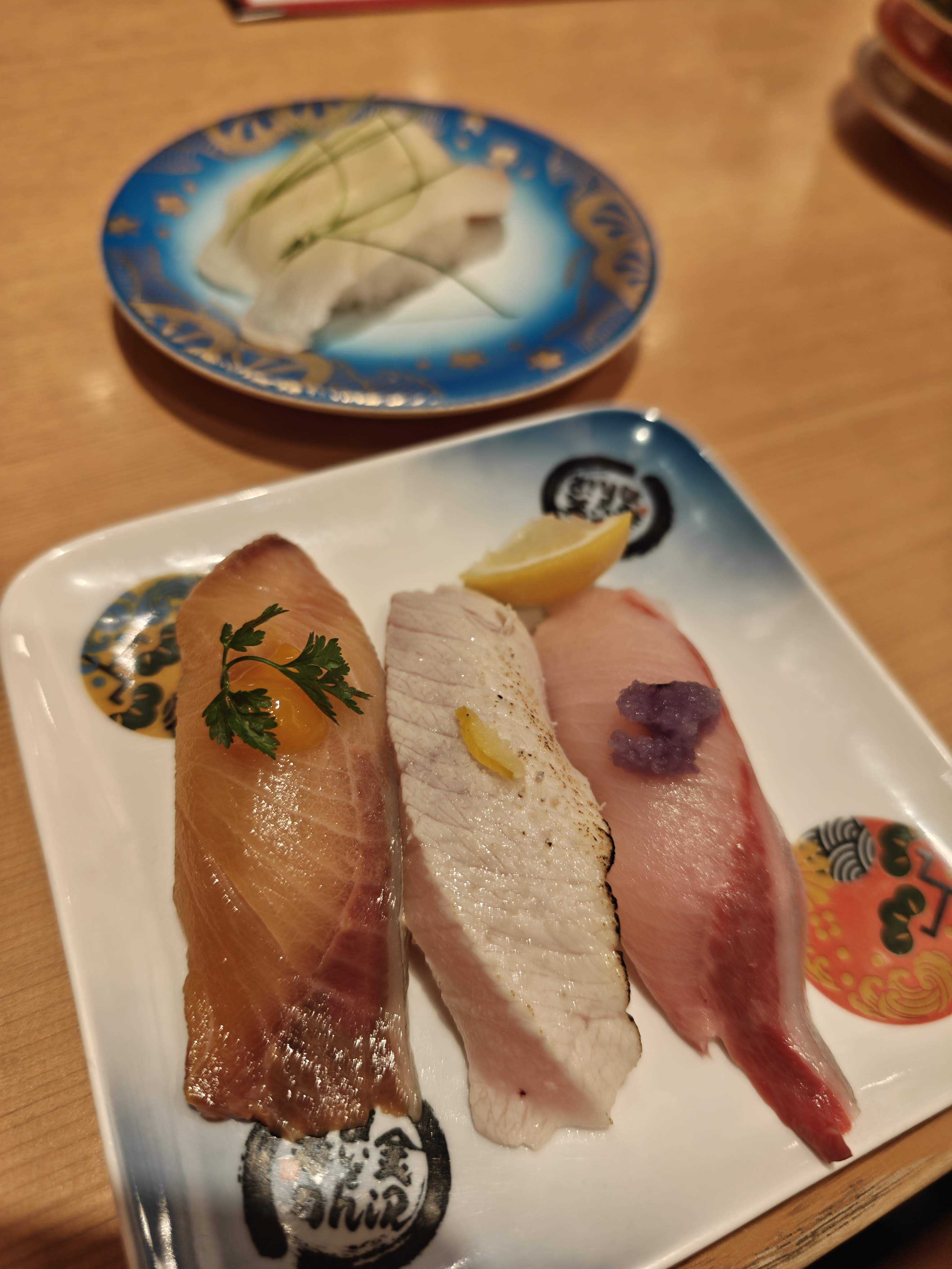 金沢まいもん寿司 イオンモール幕張新都心店　冬のまいもん寒鰤三昧、平目レモン塩