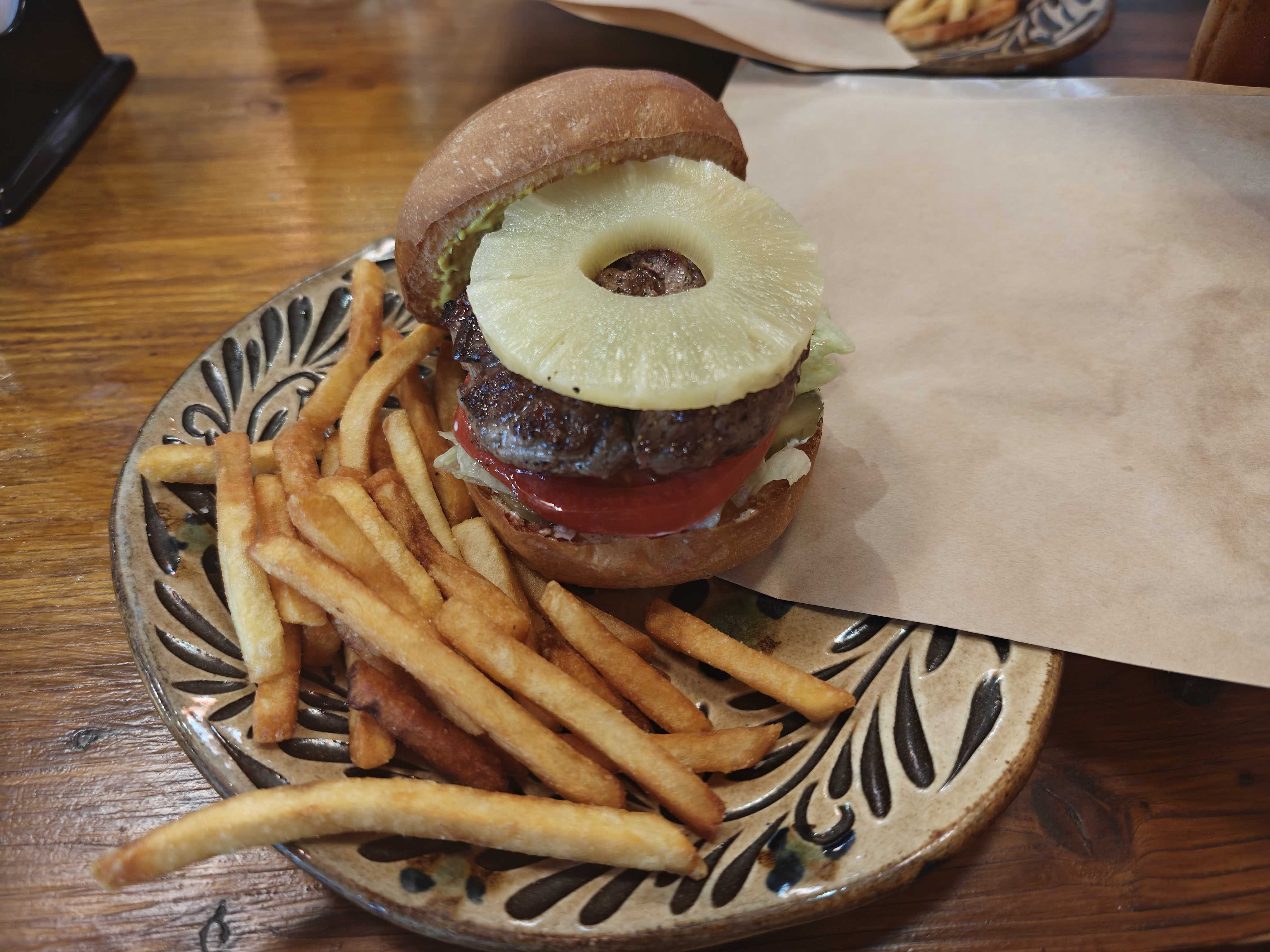 船橋市前原西　NEO TOKYO　ランチ　パインバーガー