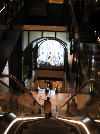 地下へ向かうエスカレーター