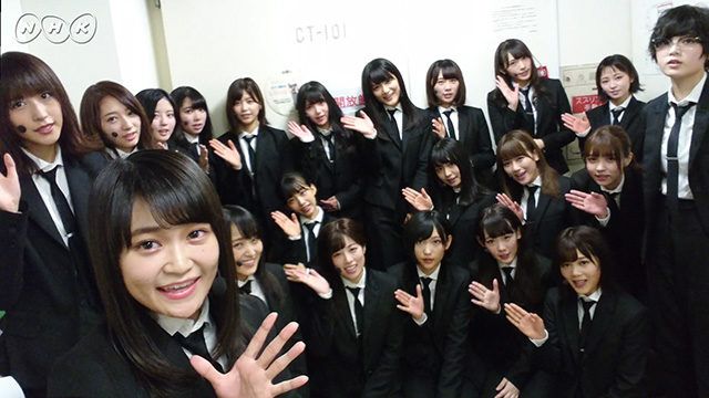 欅坂46が新曲「風に吹かれても」MV公開、黒スーツ姿の平手が飛ぶ