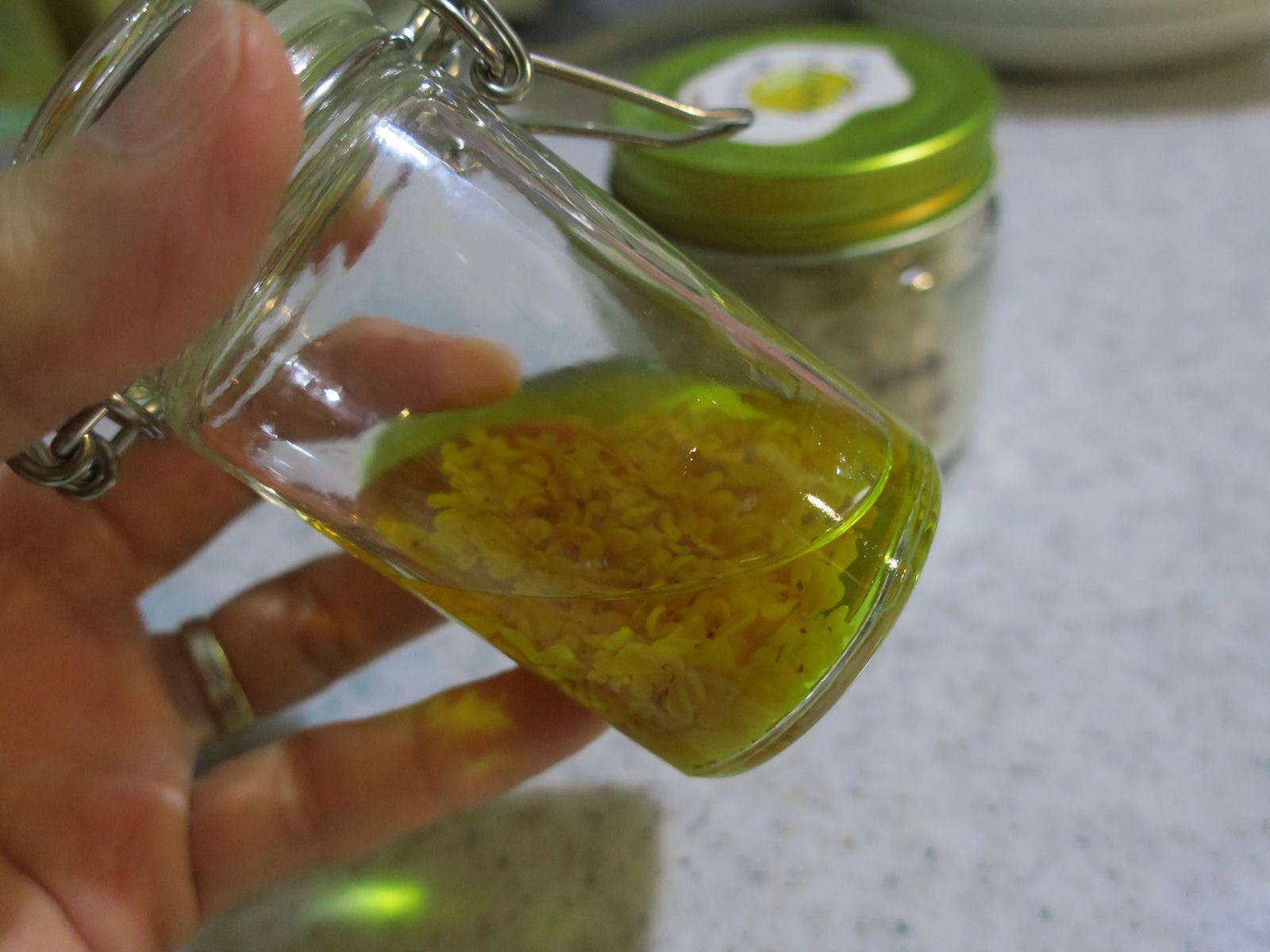 今は、瓶をアルミホイルで包んで、キッチンのシンク下に保存中