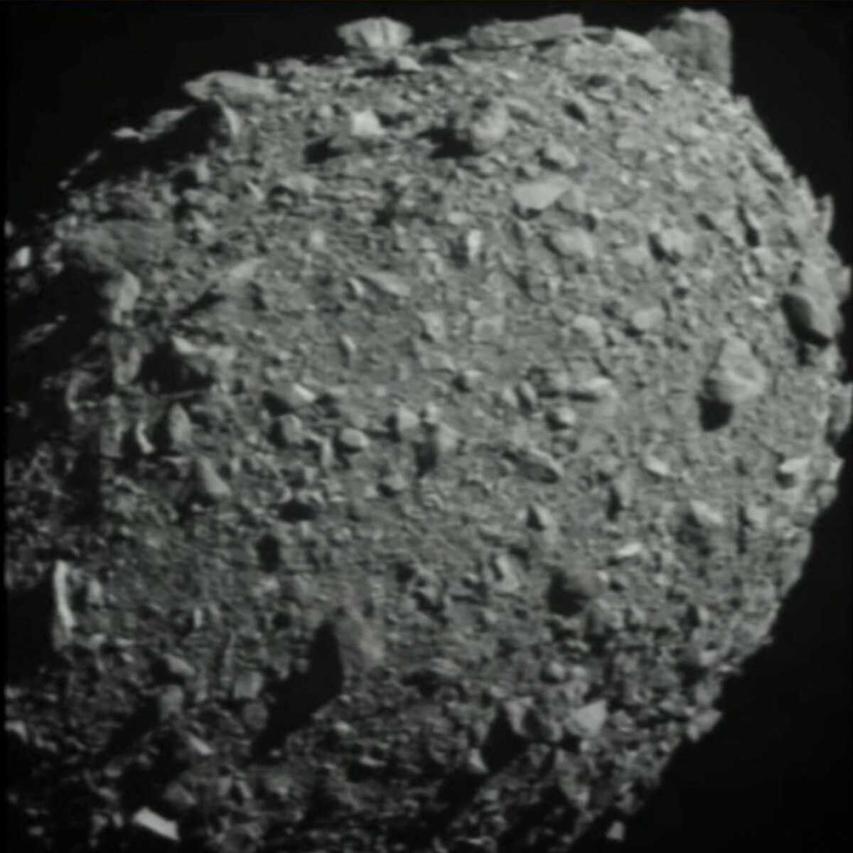 探査機DART、二重小惑星の衛星「ディモルフォス」に命中、周回軌道の変更に成功! 地球衝突の恐れの小惑星から回避へ 政治、現代史、進化生物