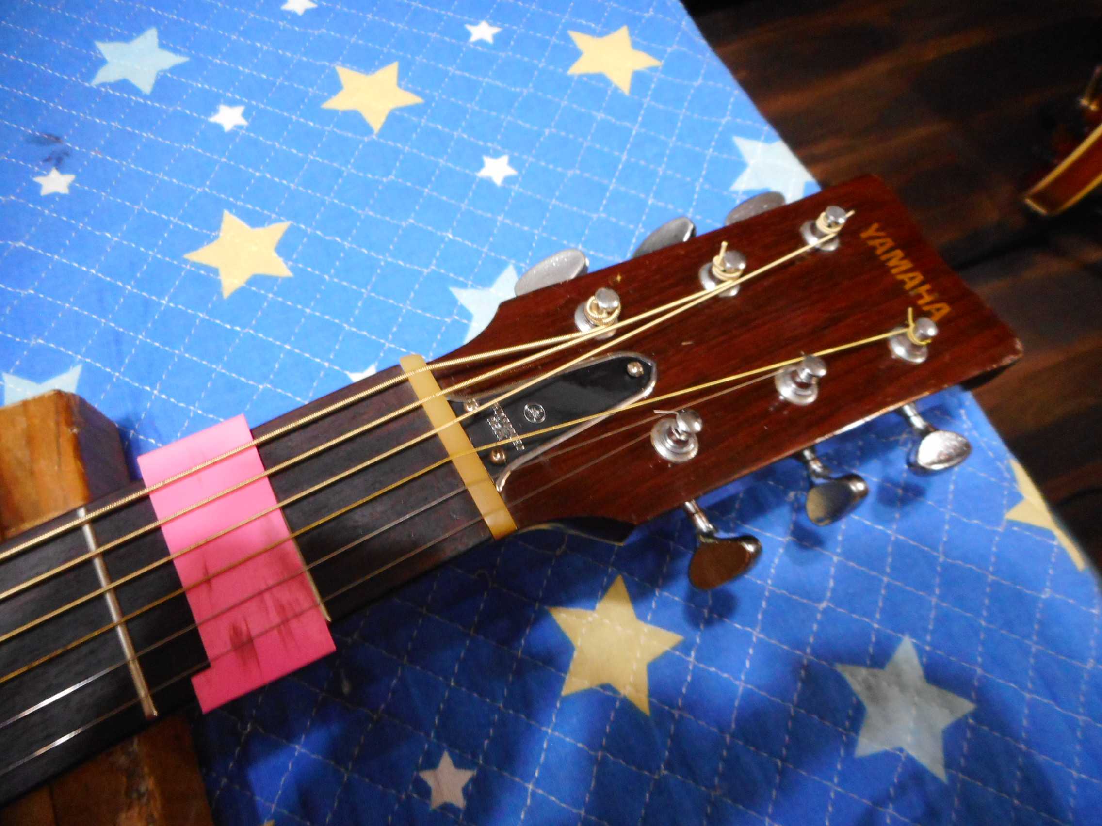【得価通販】清掃メンテナンス品の赤ラベル！！弦高低く弾き易いギターです。 ヤマハ