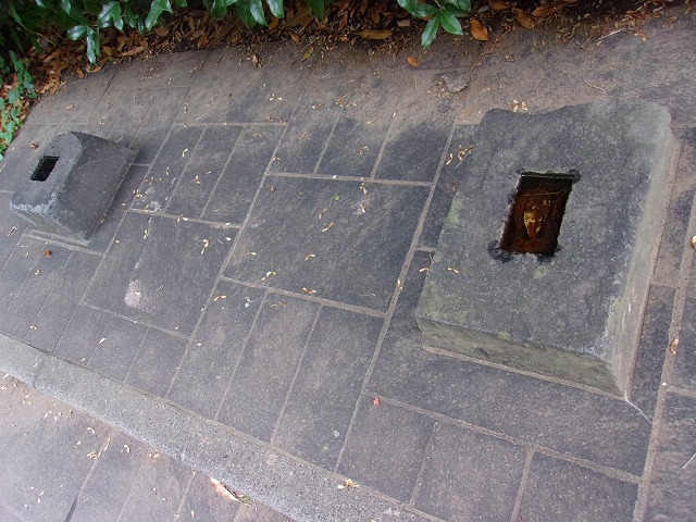 門の基礎石.jpg