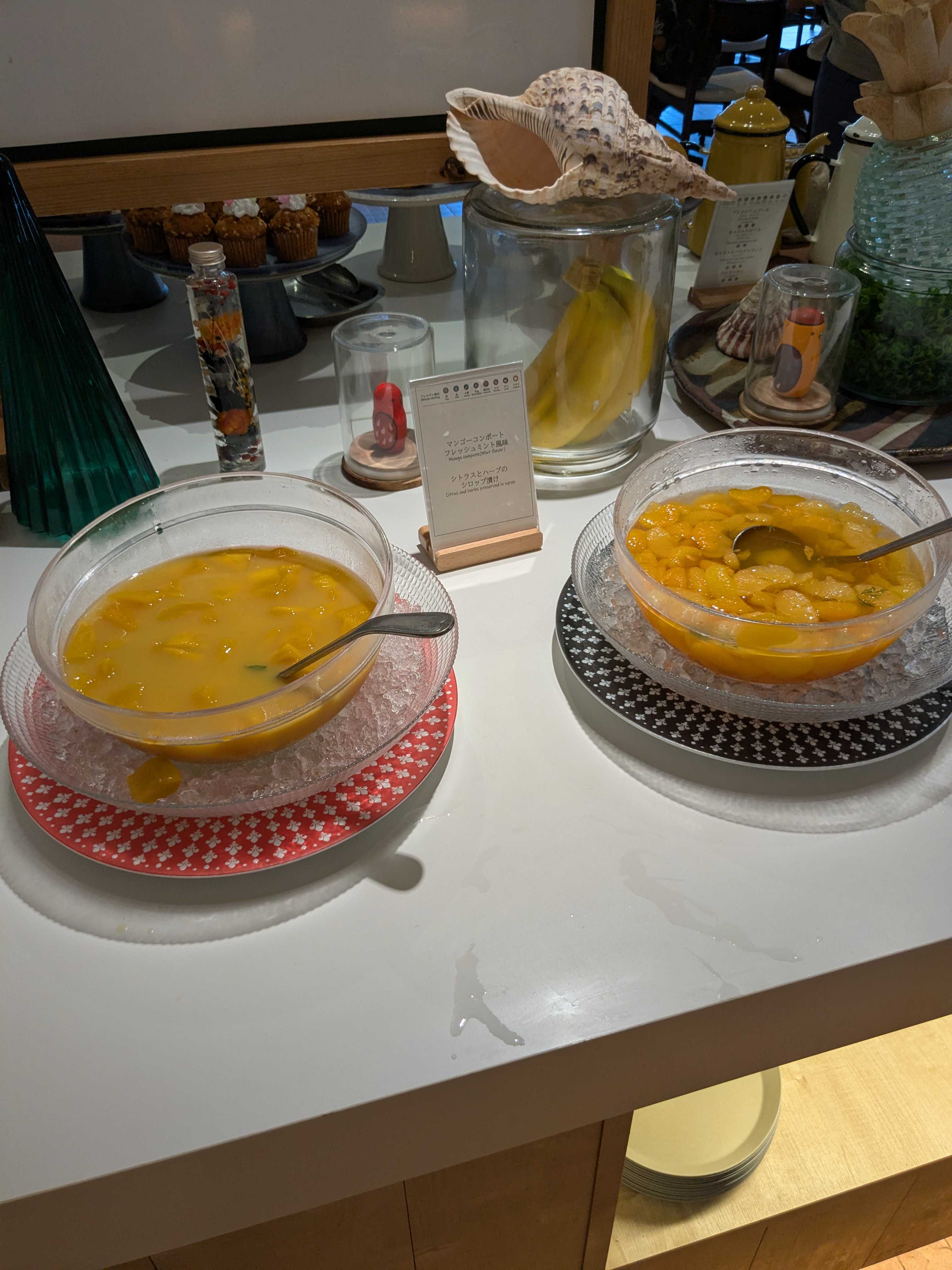 西表島ホテル by 星野リゾート 朝食ビュッフェ　内容　メニュー　マンゴーコンポート フレッシュミント風味、シトラスとハーブのシロップ漬け