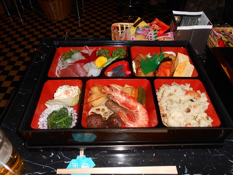 忘年会の幕の内弁当・会費は飲み放題で３０００円.JPG