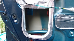 制振シートを大胆(?)にカット