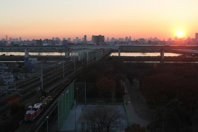沈む太陽と 東京スカイツリーとDE10 ロングチキ工臨3