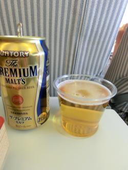 機内でプレミアムモルツ