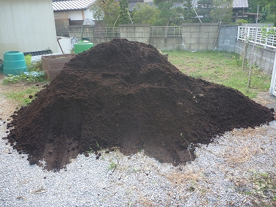 牛ふん堆肥の山。