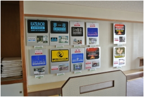 休憩室の中の壁一面に展示されているヘッドマーク