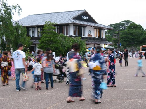 みやげ物屋広場.jpg