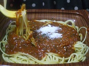 ミートソースパスタを食べる息子