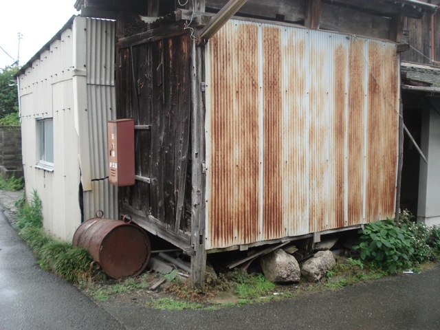 04湿気予防のため高床になっている