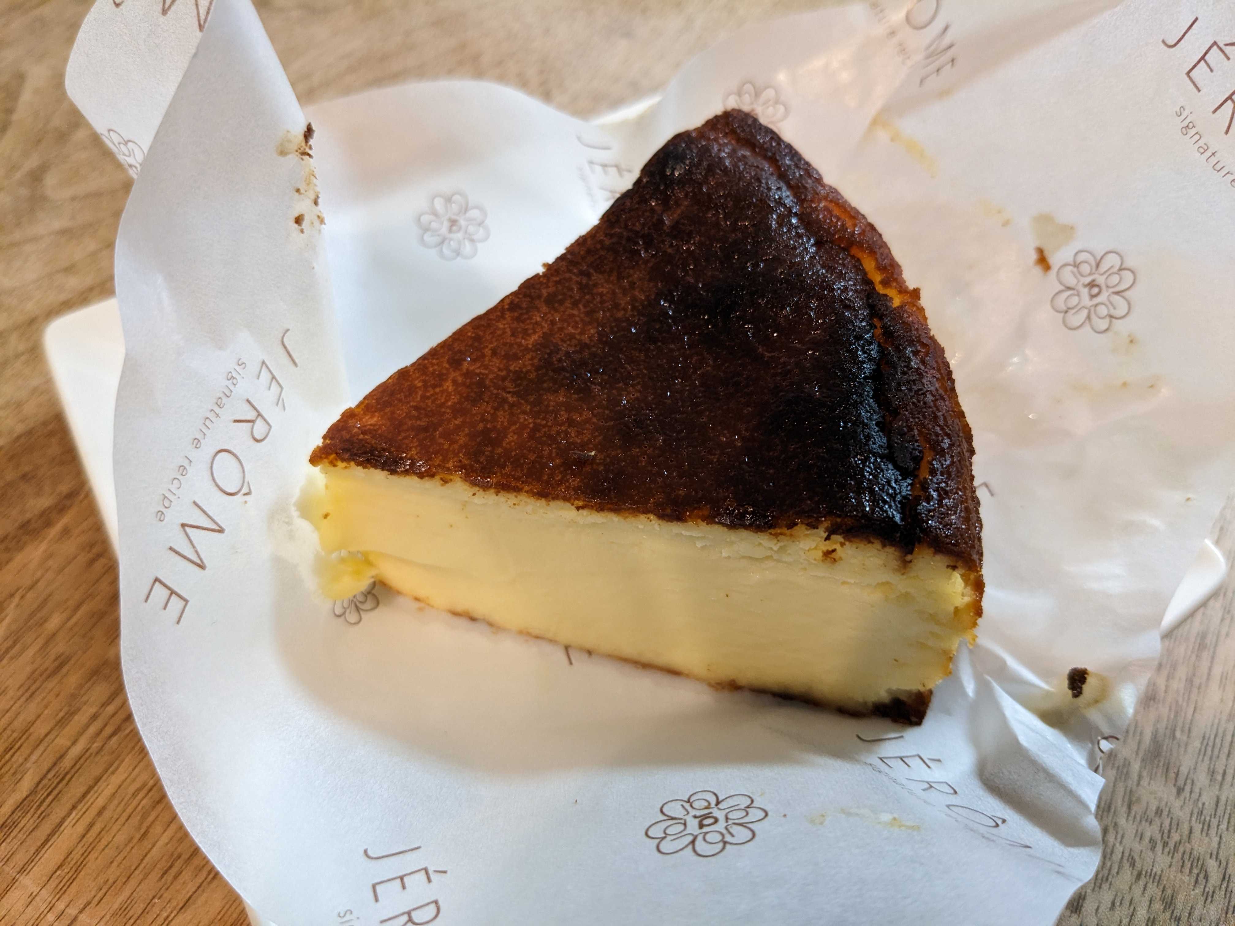 JEROME cheesecakeのバスクチーズケーキカット
