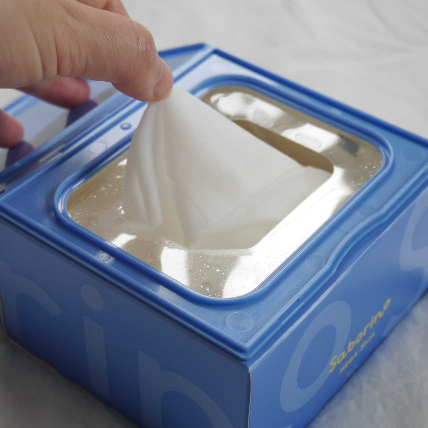 サボリーノ メガショット 夜用白玉美容マスク_外箱からマスクを取り出す