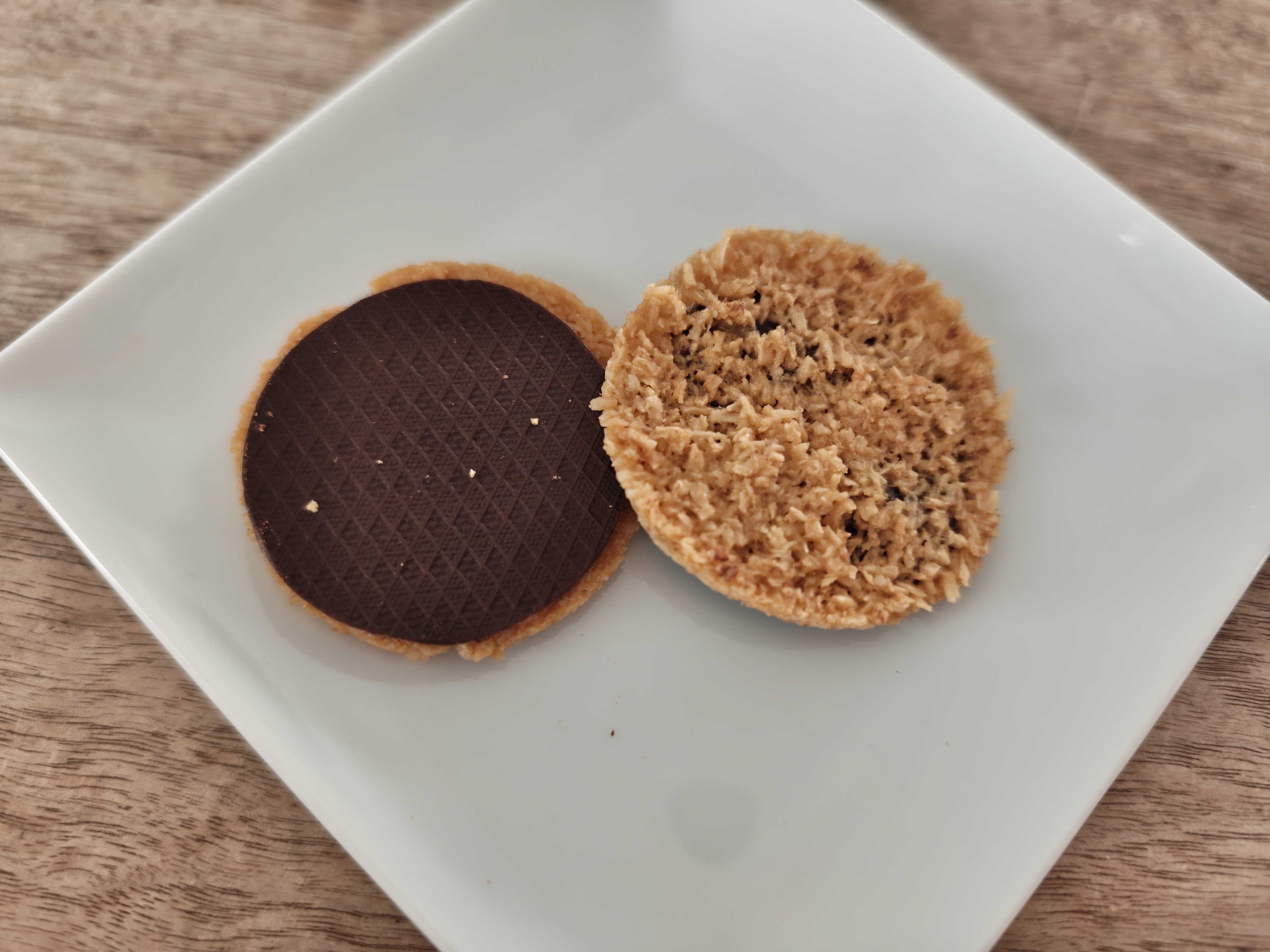 フランクケストナーのココナッツサブレ　ショコラクラブのフランスチョコ土産