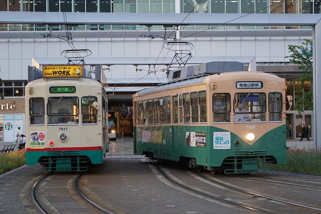 富山市内線 リバイバルカラ－7018 & 新旧 並び7