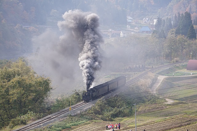 幼稚園児に見送られ 紅葉の 飯山線 SL試運転2