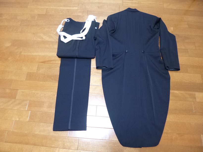燕尾服の後ろ