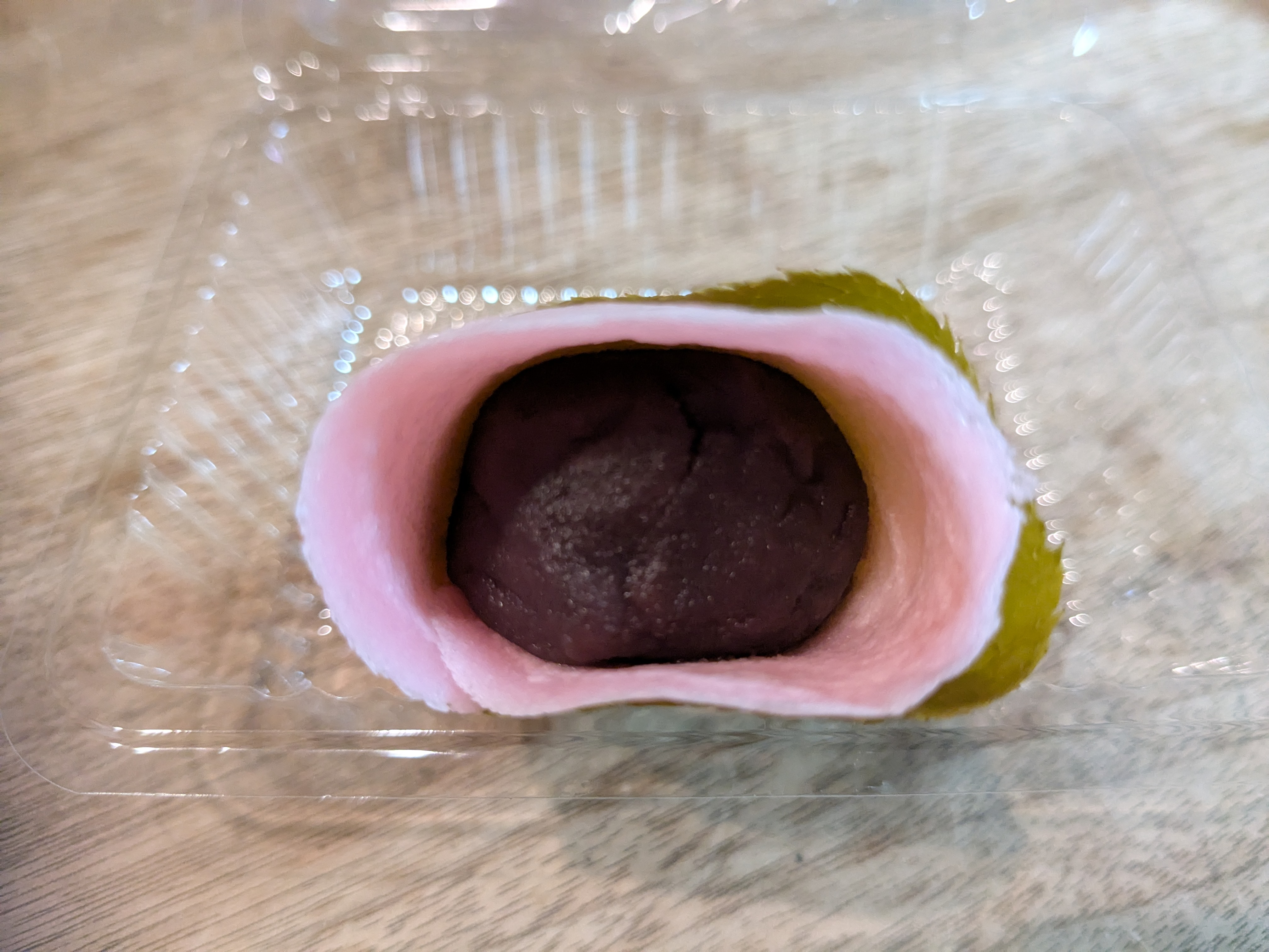 千葉若松　御菓子司 麻布 菊園 桜餅 美味しそうな餡子がたっぷり
