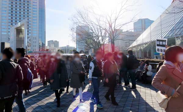 16 東京 ガチャガチャ両替列 初日1416.JPG