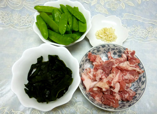 絹サヤと豚肉の塩麹炒め材料.jpg